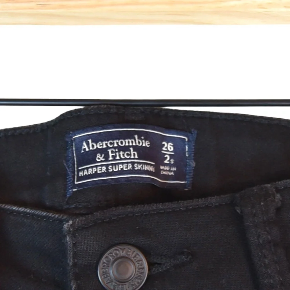 Abercrombie & Fitch Women’s 26 (2) Harper Super Skinny Jeans Distressed Knee Bla